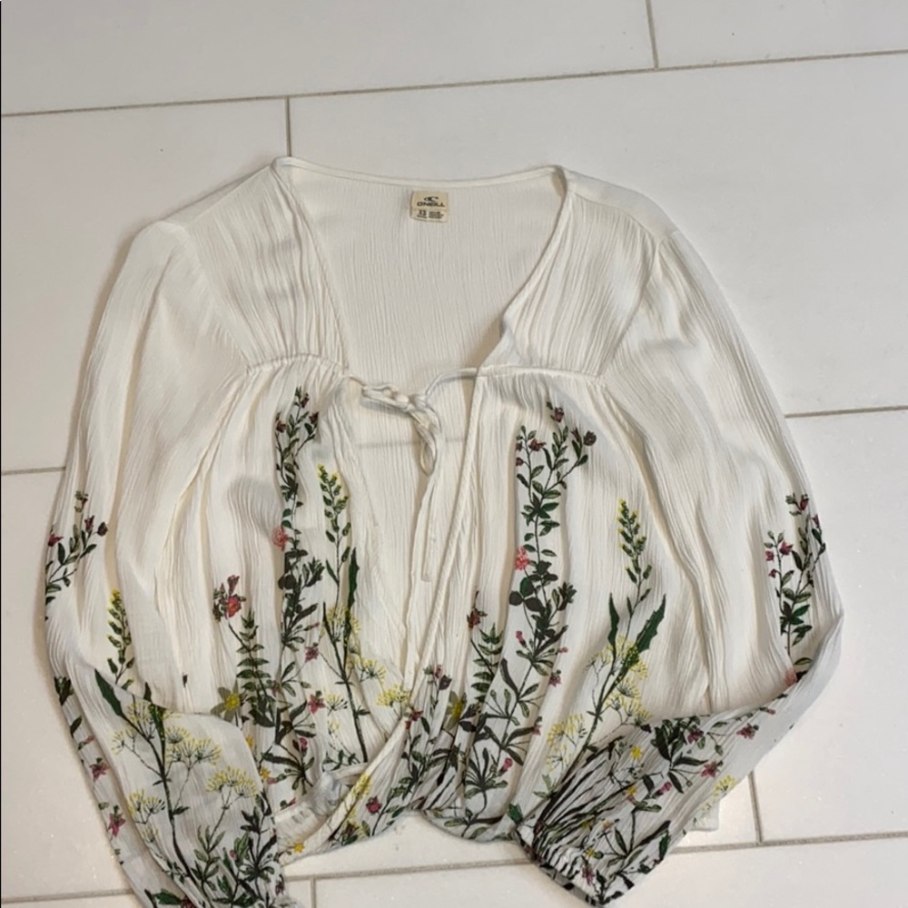Long sleeve floral print top.